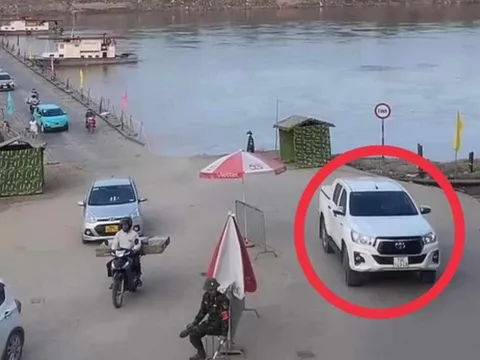 Tước giấy phép lái xe tài xế xe bán tải vượt ẩu khi qua cầu phao Phong Châu