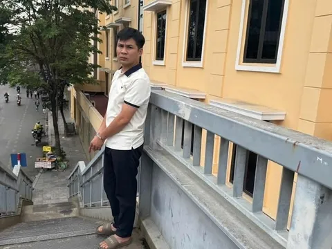 Bắt nam thanh niên vờ hỏi đường rồi bất ngờ cướp điện thoại của nữ sinh