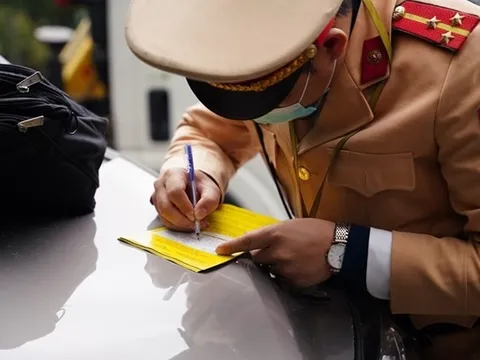 Thứ tự tạm giữ giấy tờ của người vi phạm giao thông như thế nào?