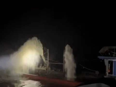 Bắt giữ tàu khai thác cát trái phép ngang nhiên hoạt động trên sông Hồng