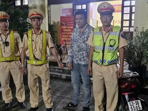 Nổ súng trấn áp người đàn ông cầm dao tấn công cảnh sát giao thông