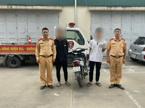 Con trai đi xe máy 'bốc đầu', người bố cũng bị công an xử phạt