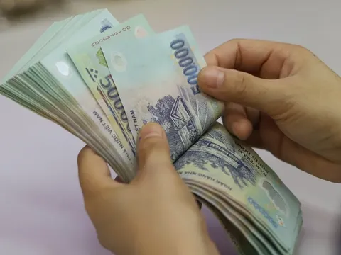 Truy tố nhóm đối tượng cho vay nặng lãi 912,5%/năm, đe dọa giết người