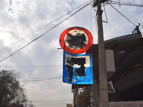 Tài xế container bôi chất bẩn lên biển báo giao thông để lái xe vào đường cấm