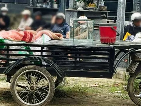 Phát hiện thi thể bọc kín chăn bông trên thùng xe lôi