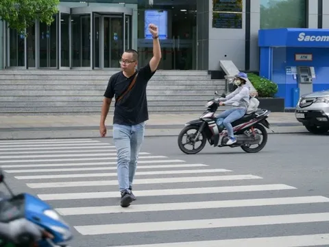 Từ 1/1/2025, người đi bộ qua đường phải có tín hiệu bằng tay trong các trường hợp nào?