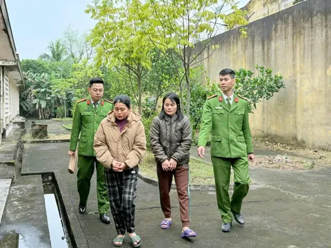 Khởi tố 2 chị em vận chuyển trái phép 4,5 triệu USD ra nước ngoài