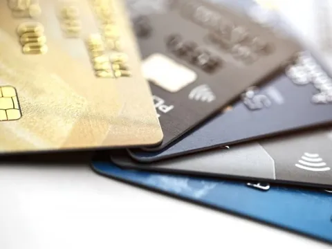 Những trường hợp bị tạm dừng giao dịch chuyển khoản, rút tiền từ 1/1/2025