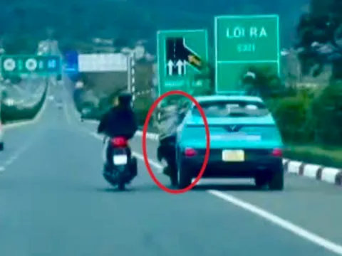 Điều tra vụ thanh niên đu cửa taxi trên đường cao tốc