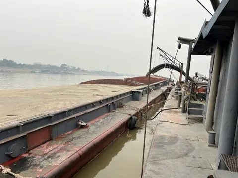 Bắt giữ tàu khai thác cát trái phép tại thị xã Sơn Tây, Hà Nội