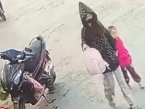 Truy tìm người phụ nữ vào trường mầm non nghi bắt cóc bé gái 3 tuổi