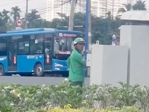 Triệu tập người đàn ông tự ý điều chỉnh đèn giao thông ở TP.HCM