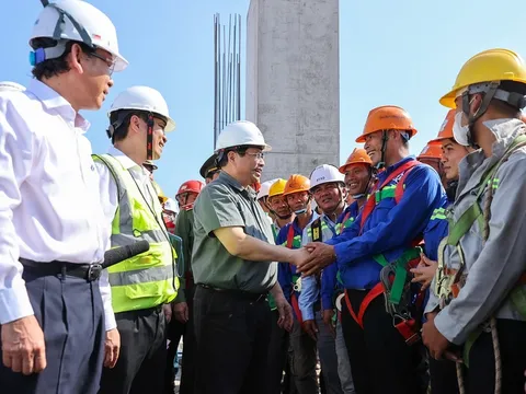 Thủ tướng chỉ đạo hỗ trợ người lao động làm việc trên công trường dịp Tết