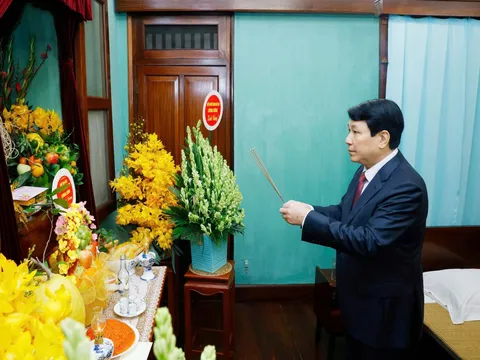 Chủ tịch nước dâng hương tưởng niệm Chủ tịch Hồ Chí Minh trong ngày đầu xuân mới