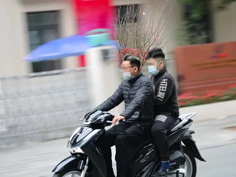 Đi chúc tết bằng xe máy có phải đội mũ bảo hiểm?