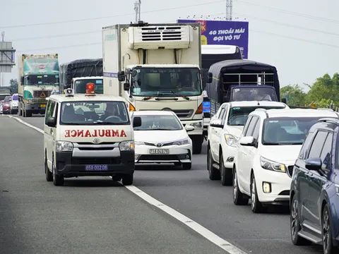 Không chấp hành tín hiệu đèn giao thông để nhường đường cho xe ưu tiên có bị xử phạt không?