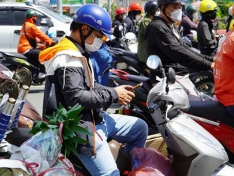 Nghe điện thoại khi dừng đèn đỏ, có bị xử phạt không?