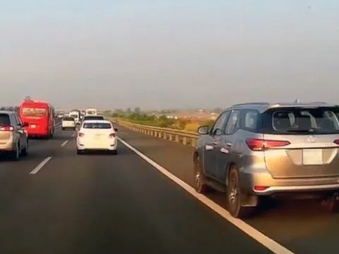 Dừng xe trên cao tốc để đi vệ sinh: Có phạm luật không?