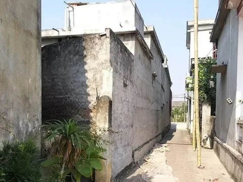 Đất nhà mình nằm trong sổ đỏ nhà hàng xóm thì phải làm sao?