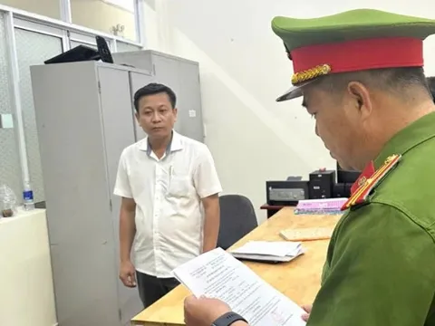 Bắt giữ cán bộ địa chính phường cho xây nhà trái phép để trục lợi