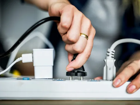 Những hành vi bị nghiêm cấm trong sử dụng điện từ tháng 2/2025