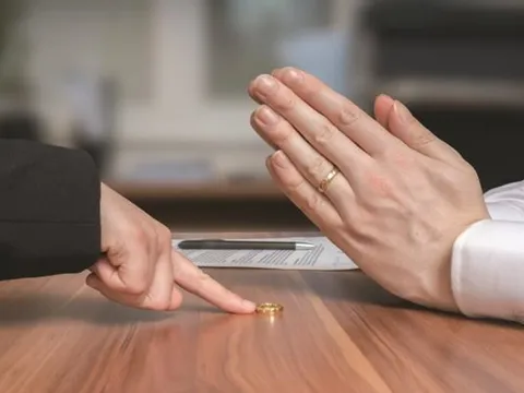 Ai là người phải chịu án phí khi ly hôn?