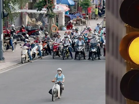 Trường hợp nào người điều khiển xe máy được vượt đèn vàng?