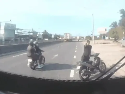 Tài xế xe buýt bị chặn đường, đánh tới tấp cạnh trạm CSGT ở Nha Trang