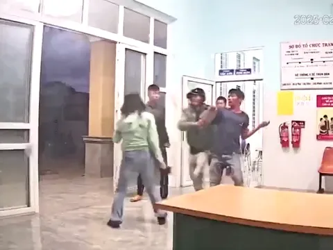 Nữ nhân viên trạm y tế bị nhóm người đàn ông hành hung đến nhập viện