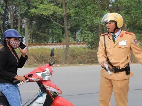Dừng xe để nghe điện thoại có bị xử phạt?