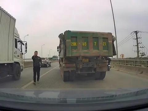 Hà Nội: Tìm người liên quan đến vụ xe tải chèn ép ô tô con trên cầu vượt Bắc Hồng