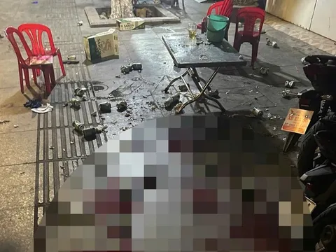 Nam thanh niên 19 tuổi bị kẻ lạ mặt đâm tử vong khi ngồi nhậu vỉa hè