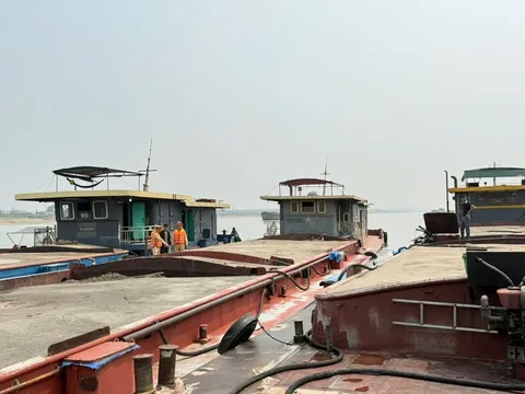 Bắt 3 tàu vận chuyển gần 1.000 m3 cát không rõ nguồn gốc trên sông Hồng