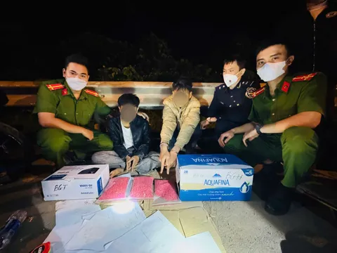 Bắt giữ 2 đối tượng vận chuyển 30.000 viên nén nghi là ma túy