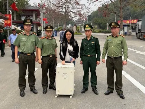 Công an Hà Nội bàn giao đối tượng người Trung Quốc bị truy nã về tội lừa đảo