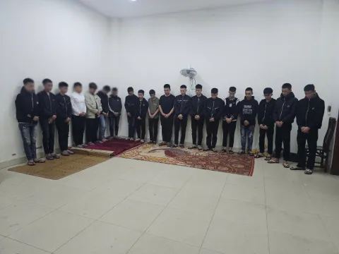 Bắt nhóm thanh, thiếu niên mang súng, kiếm rượt đuổi trên phố