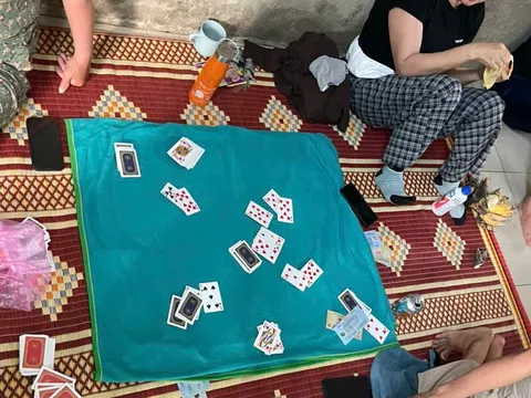 Quảng Bình: Bắt quả tang 4 đối tượng đánh bạc tại nhà