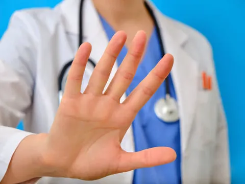 Các trường hợp bác sĩ được quyền từ chối khám, chữa bệnh cho bệnh nhân