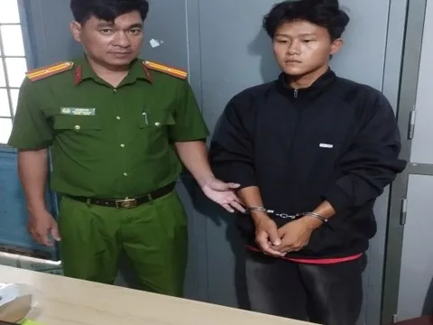 Bắt đối tượng dùng kéo đâm người tình của mẹ rồi trốn đi ghe biển