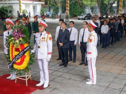 Đoàn đại biểu Hội Luật gia Việt Nam viếng nguyên Chủ tịch nước Trần Đức Lương