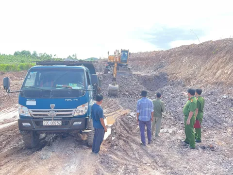Bắt quả tang 3 đối tượng khai thác, vận chuyển đất trái phép