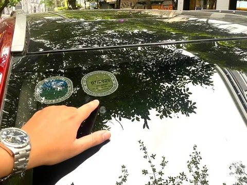 Đề xuất bỏ dán tem thu phí dán trên kính ô tô
