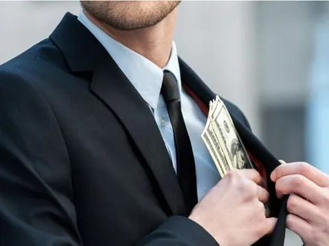 Lợi dụng chức vụ, quyền hạn lập chứng từ khống để rút tiền ngân sách phạm tội gì?