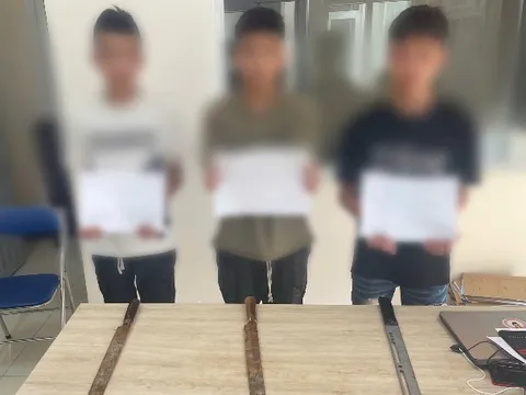 Bắt nhóm đối tượng mang hung khí cướp tài sản ở Hà Nội