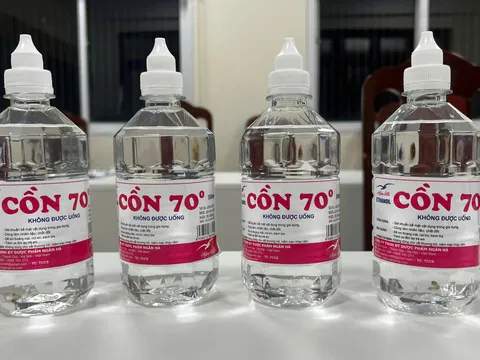 Bắt Phó Chủ tịch thị trấn ở Hà Nội sản xuất cồn y tế giả