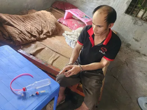 Khởi tố đối tượng tổ chức sử dụng trái phép ma túy cùng bạn gái tại nhà riêng