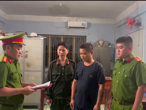 Bắt tài xế xe container cố tình lạng lách, đánh võng trên cao tốc