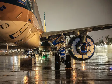 Tạm đóng cửa 2 sân bay, hủy nhiều chuyến bay do ảnh hưởng bão số 5