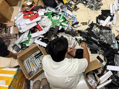 Hà Nội: Triệt phá đường dây buôn bán vũ khí, công cụ hỗ trợ trên mạng