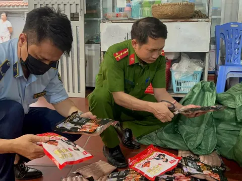 Phát hiện gần 1 tấn xúc xích, lạp xưởng không rõ nguồn gốc ở Hà Nội